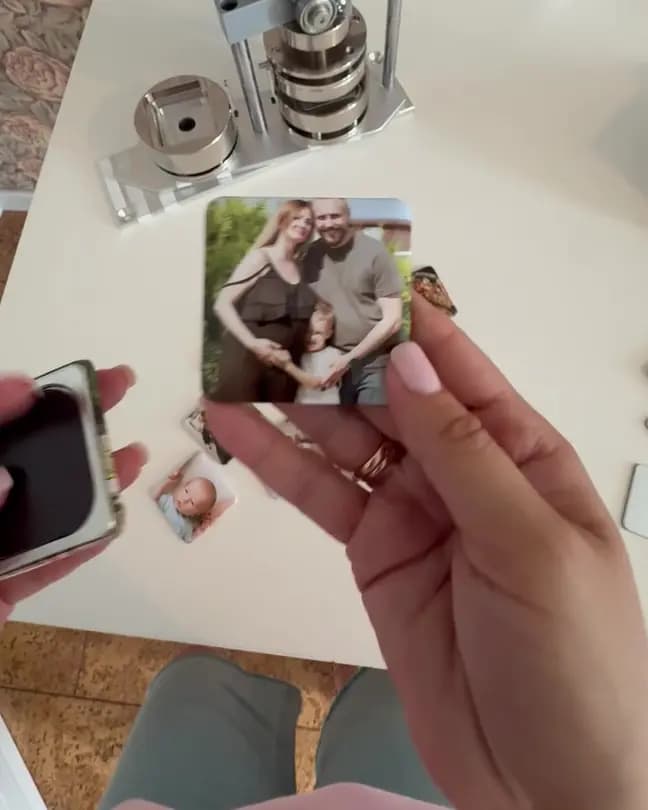 Готовый фотомагнит ручной работы в руках Оксаны