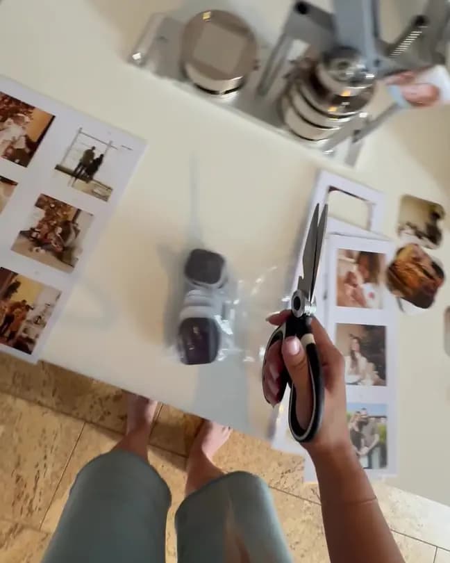 Оксана вручную вырезает напечатанные фотографии для фотомагнитов